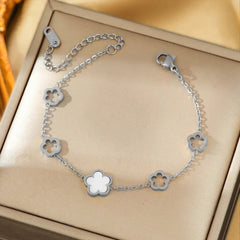 BlossomAura – 18K Gold Floral Hollow Bracelet