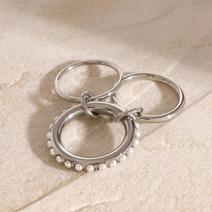 Elegance Intertwined β 18K Gold Three-Ring Interlocking Pearl Ring