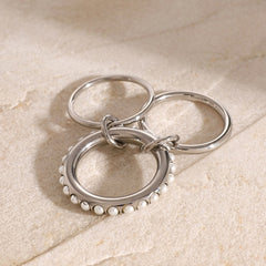 Elegance Intertwined – 18K Gold Three-Ring Interlocking Pearl Ring