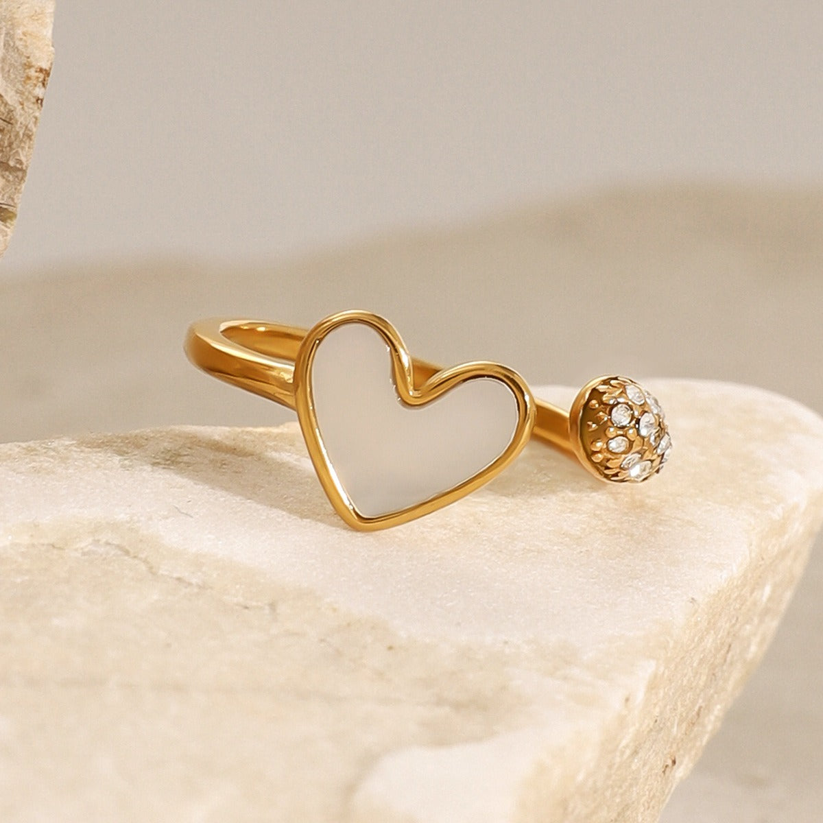 Romantic Gleam – 18K Gold Heart-Shaped Inlaid Gemstone Ring