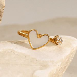 Romantic Gleam – 18K Gold Heart-Shaped Inlaid Gemstone Ring