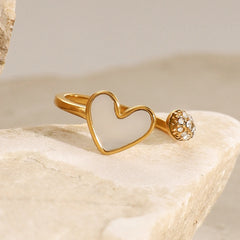 Romantic Gleam – 18K Gold Heart-Shaped Inlaid Gemstone Ring