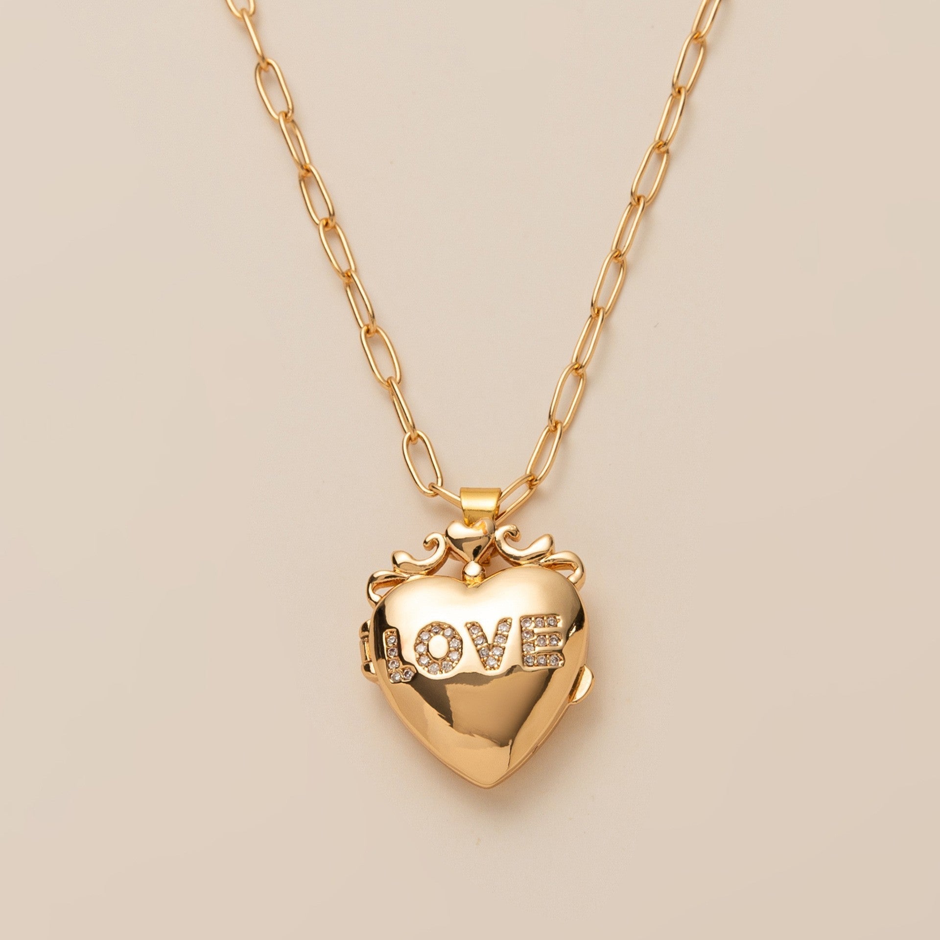 Statement Jewelry With Simple Outfits: The Art of Contrast - Argesteel