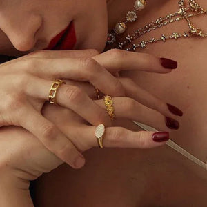 Timeless Bloom – 18K Gold Elegant Retro Rose Ring with Round Gemstone