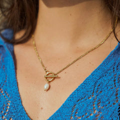 Timeless Touch – 18K Gold & Pearl Necklace