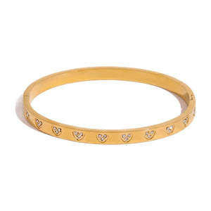 Eternal Romance – 18K Gold Heart-Shaped Diamond Luxury Bracelet