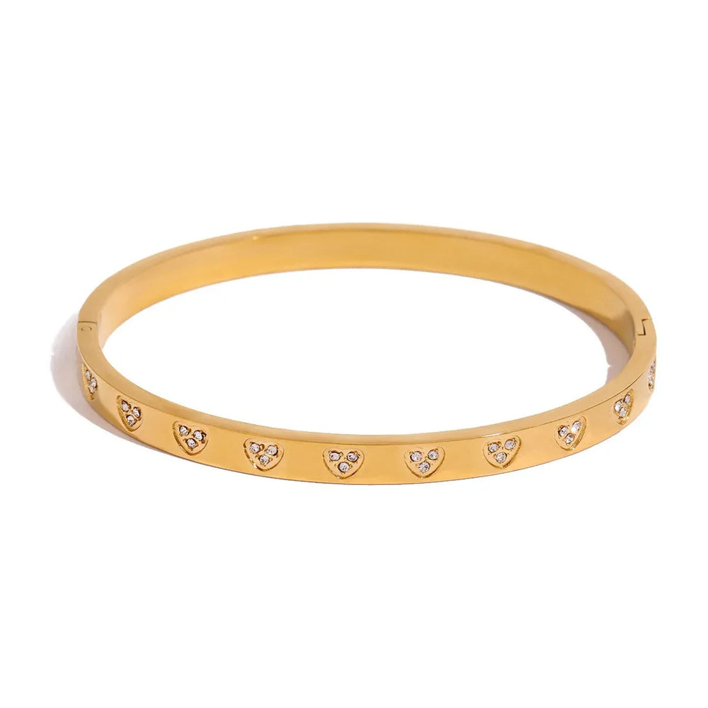 Eternal Romance – 18K Gold Heart-Shaped Diamond Luxury Bracelet