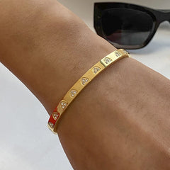 Triple diamond setting in heart-shaped concave design of Eternal Romance Bracelet