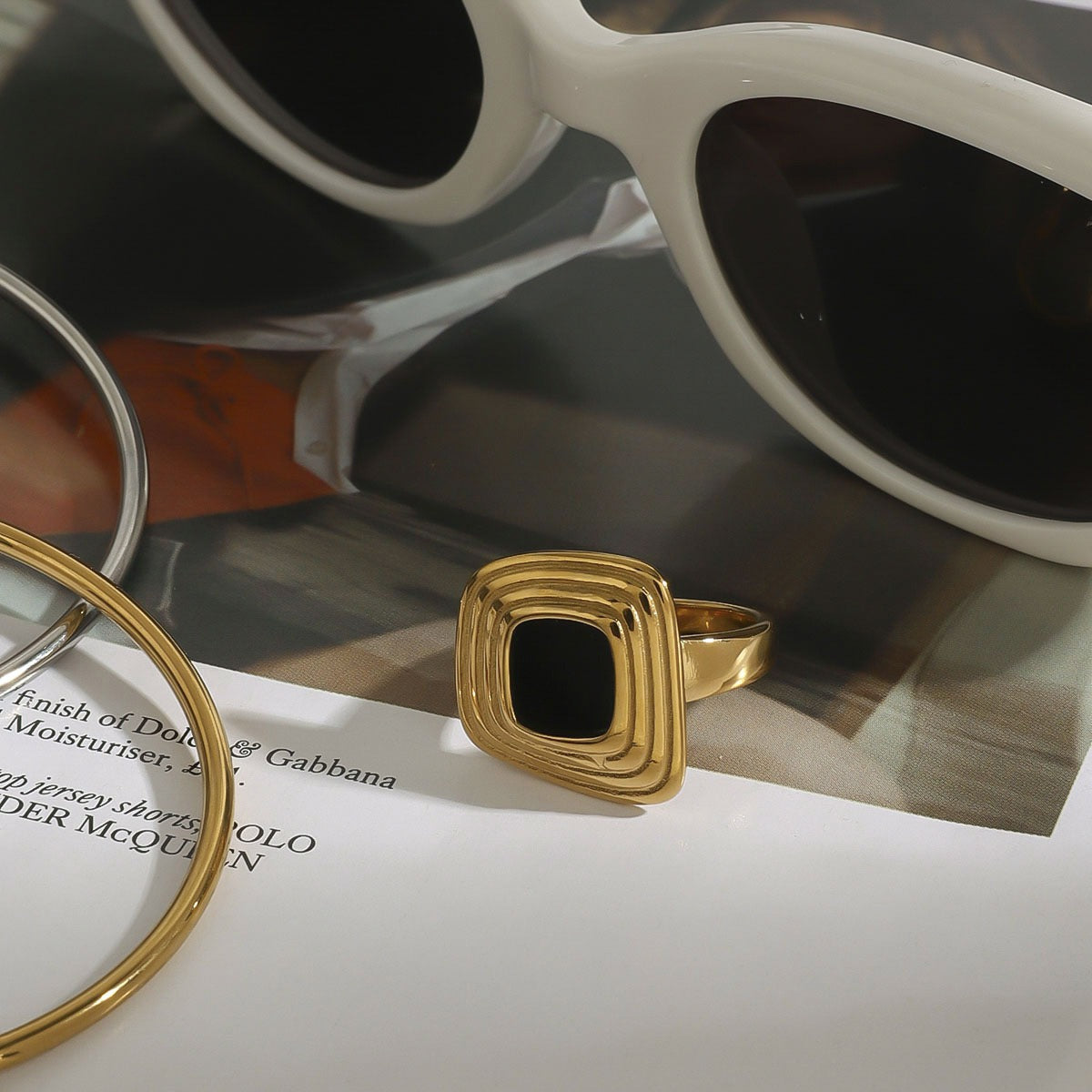 18K gold trapezoid shape ring with detailed craftsmanship