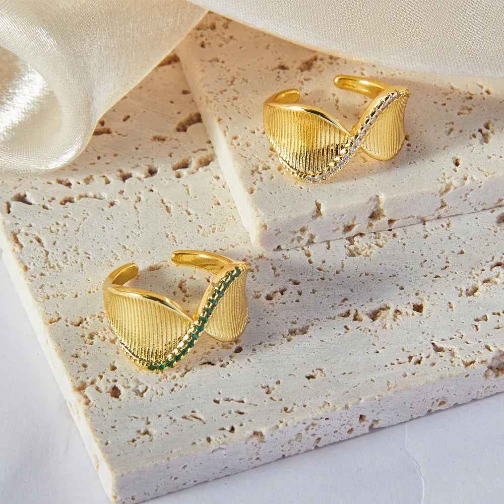 Twist & Shine – 18K Gold Twisted Ring with Diamond Design