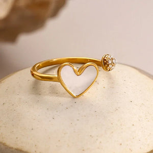 Romantic Gleam – 18K Gold Heart-Shaped Inlaid Gemstone Ring