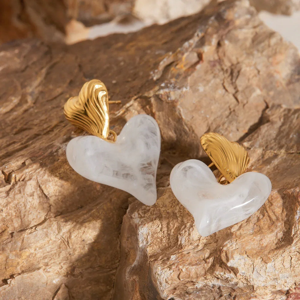 Light luxury heart design earrings in gold with noble feminine style