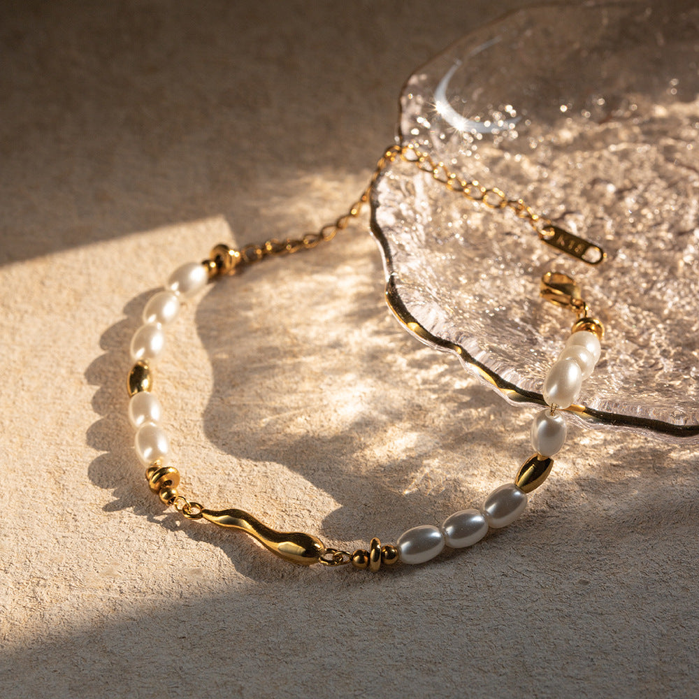 Elegant retro-styled 18K gold bracelet with unique water drop and pearl accents