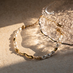 Elegant retro-styled 18K gold bracelet with unique water drop and pearl accents