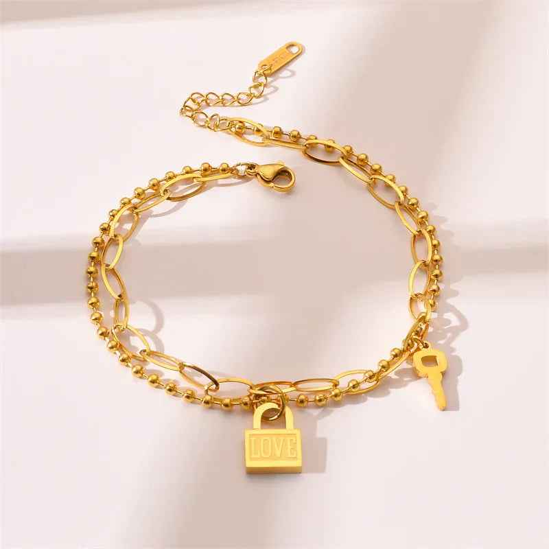 HeartLock 18K Gold Love Charm Bracelet – Elegant Minimalist Design