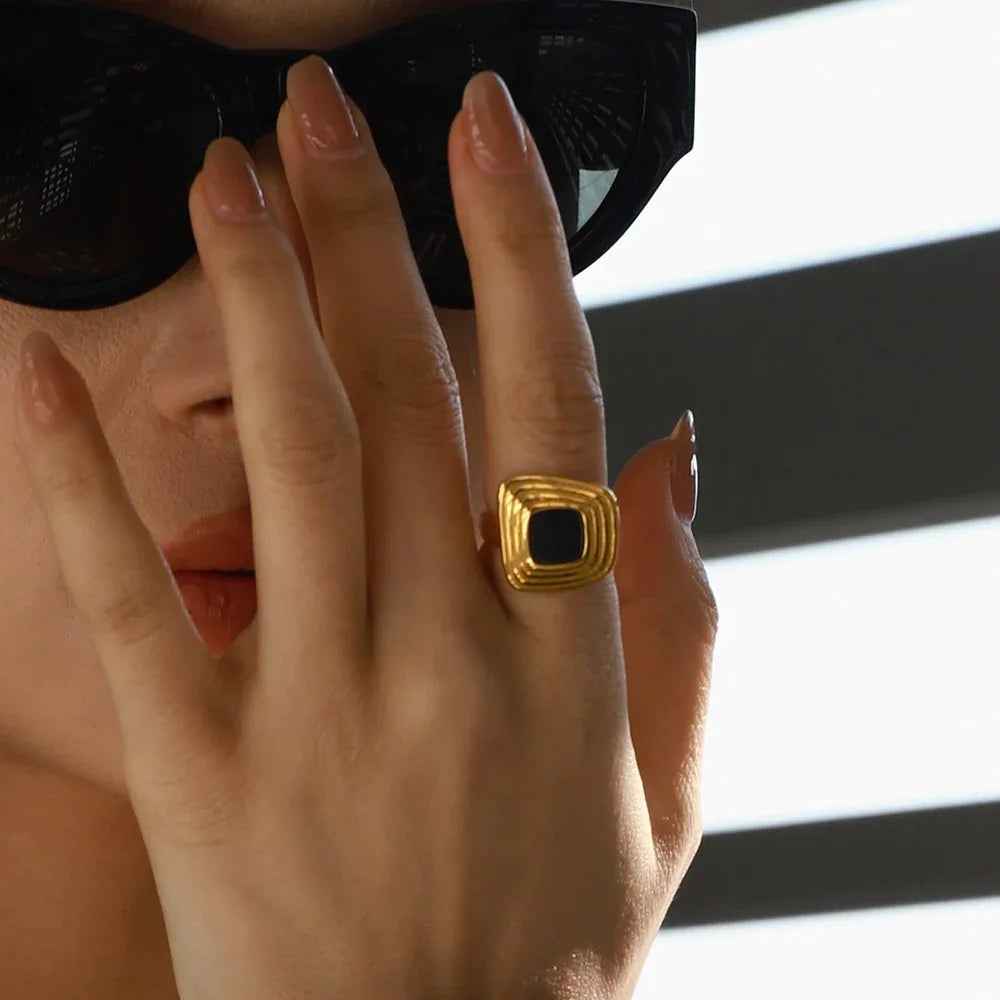 Geometric Texture Ring in 18K Gold - Classic Trapezoid Fashion Design