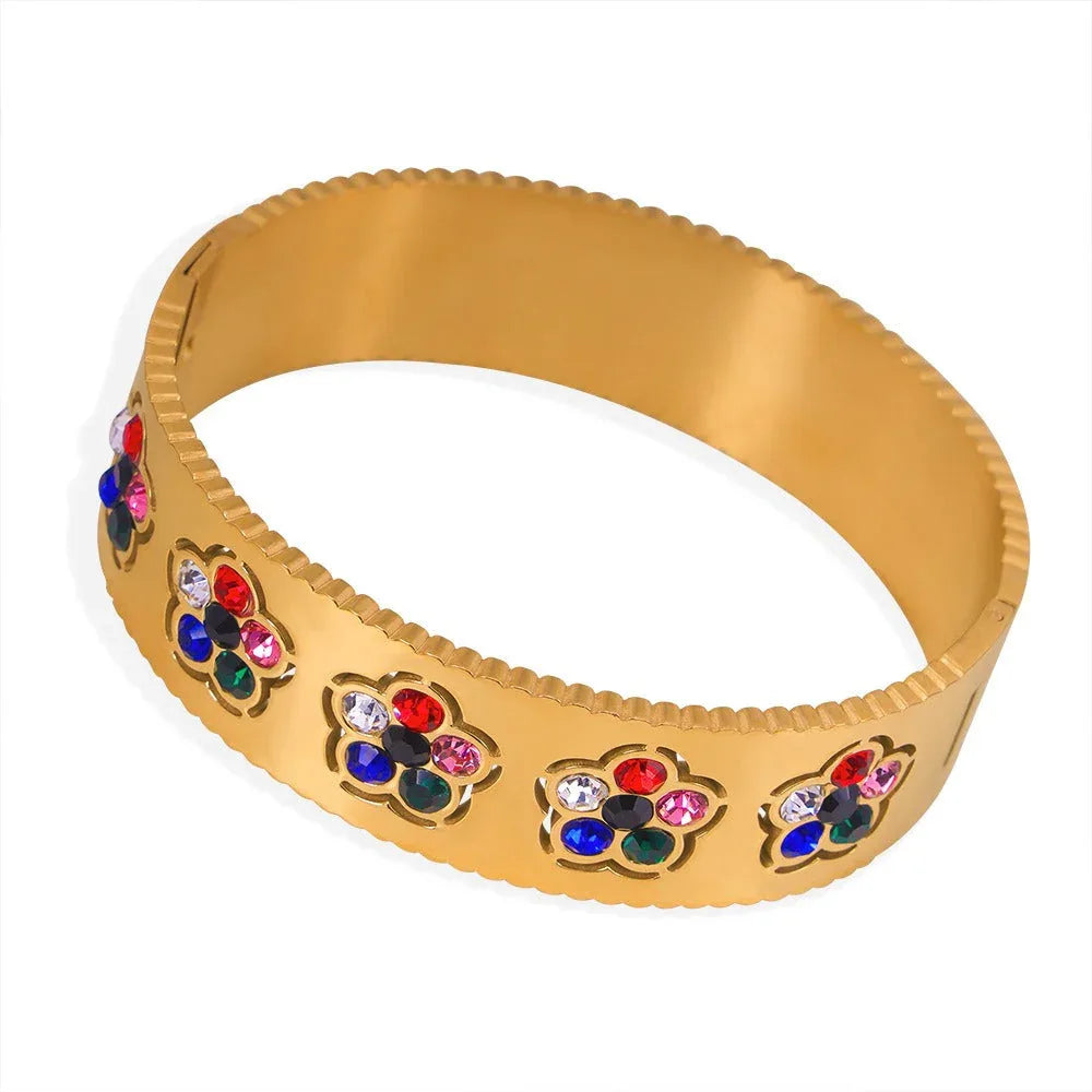 Floral Grace – 18K Gold Classic Flower Diamond Bracelet