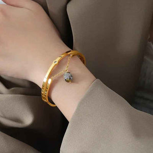 Lunaria Gem Bracelet - Elegant 18K Gold V-Link Chain with Pendant