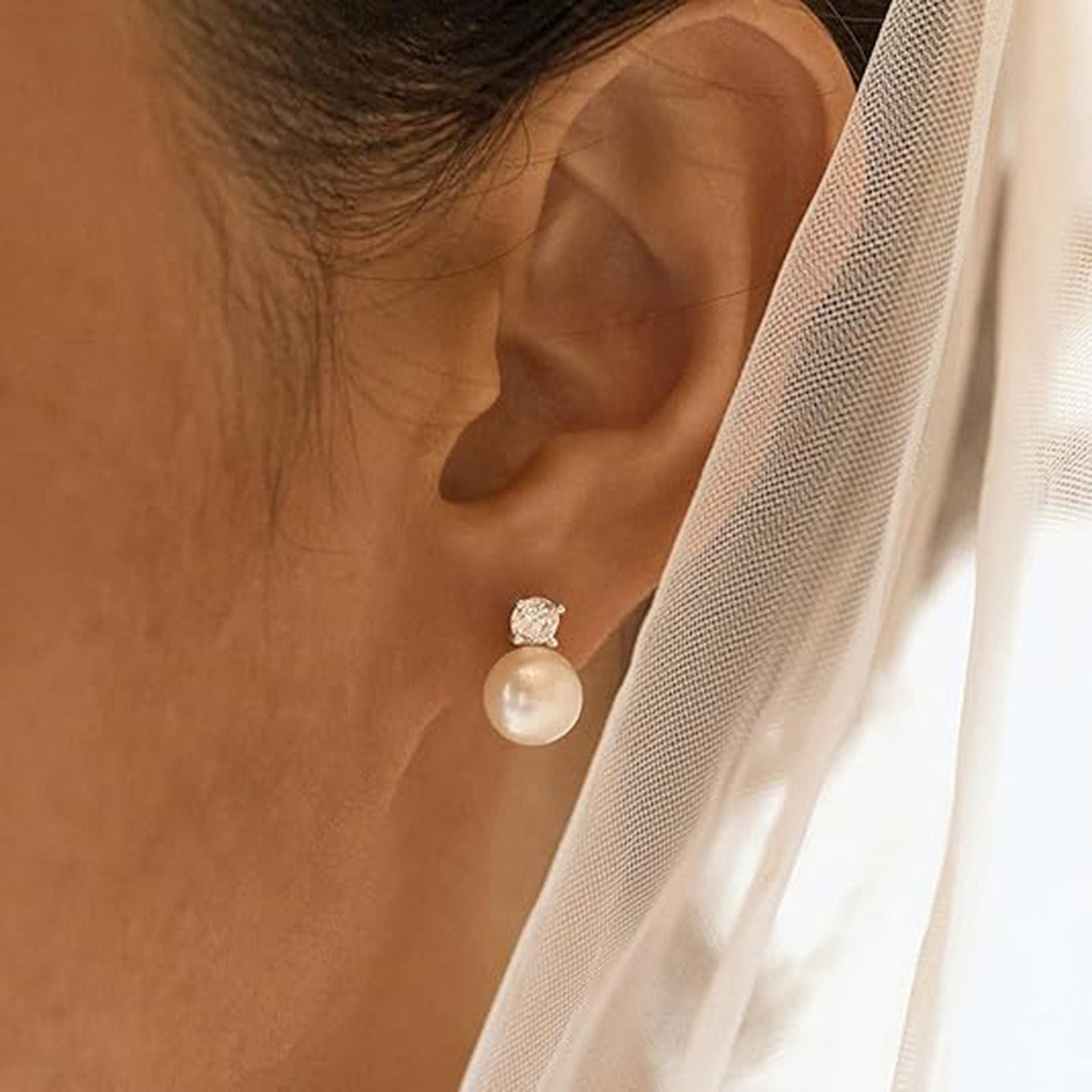 Soft luster pearl set in polished 18K gold earring