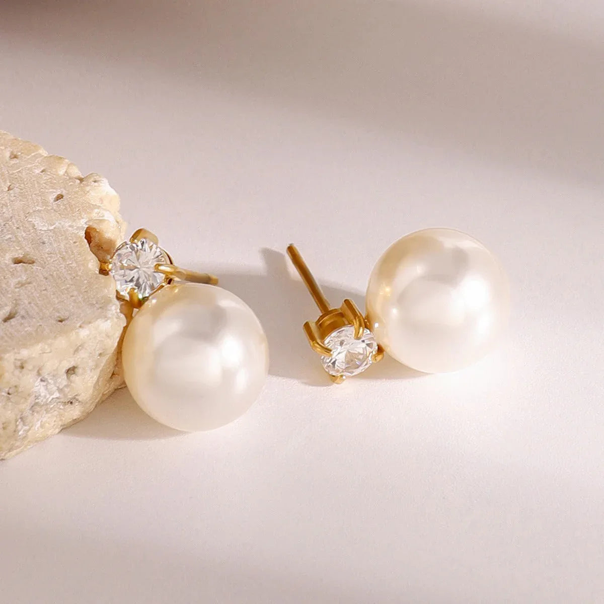 Golden Grace – 18K Gold Earrings with Inlaid Pearl Elegance