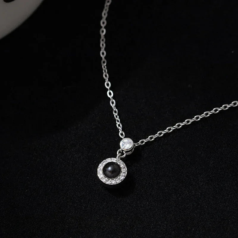 Lumière Memory – Round Diamond Projection Necklace