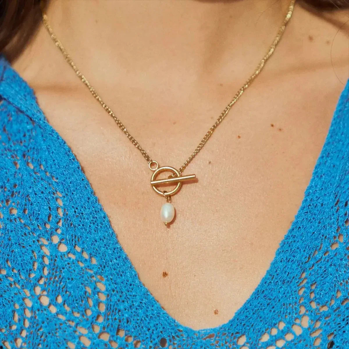 Timeless Touch – 18K Gold & Pearl Necklace