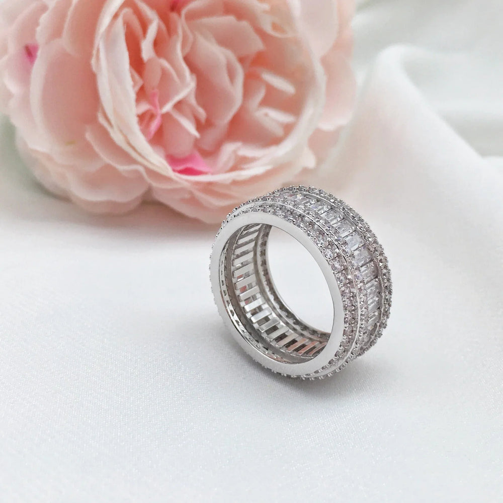 Endless Glow – Studded Ring with Exquisite Design