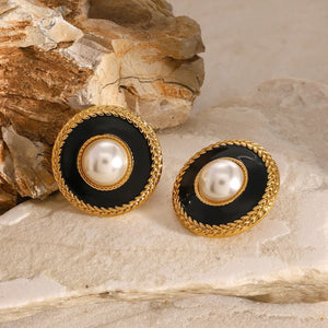 Luna Frame – 18K Gold Textured Pearl Round Earrings