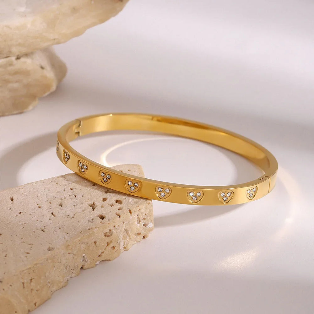 Eternal Romance – 18K Gold Heart-Shaped Diamond Luxury Bracelet