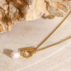 Timeless Touch – 18K Gold & Pearl Necklace