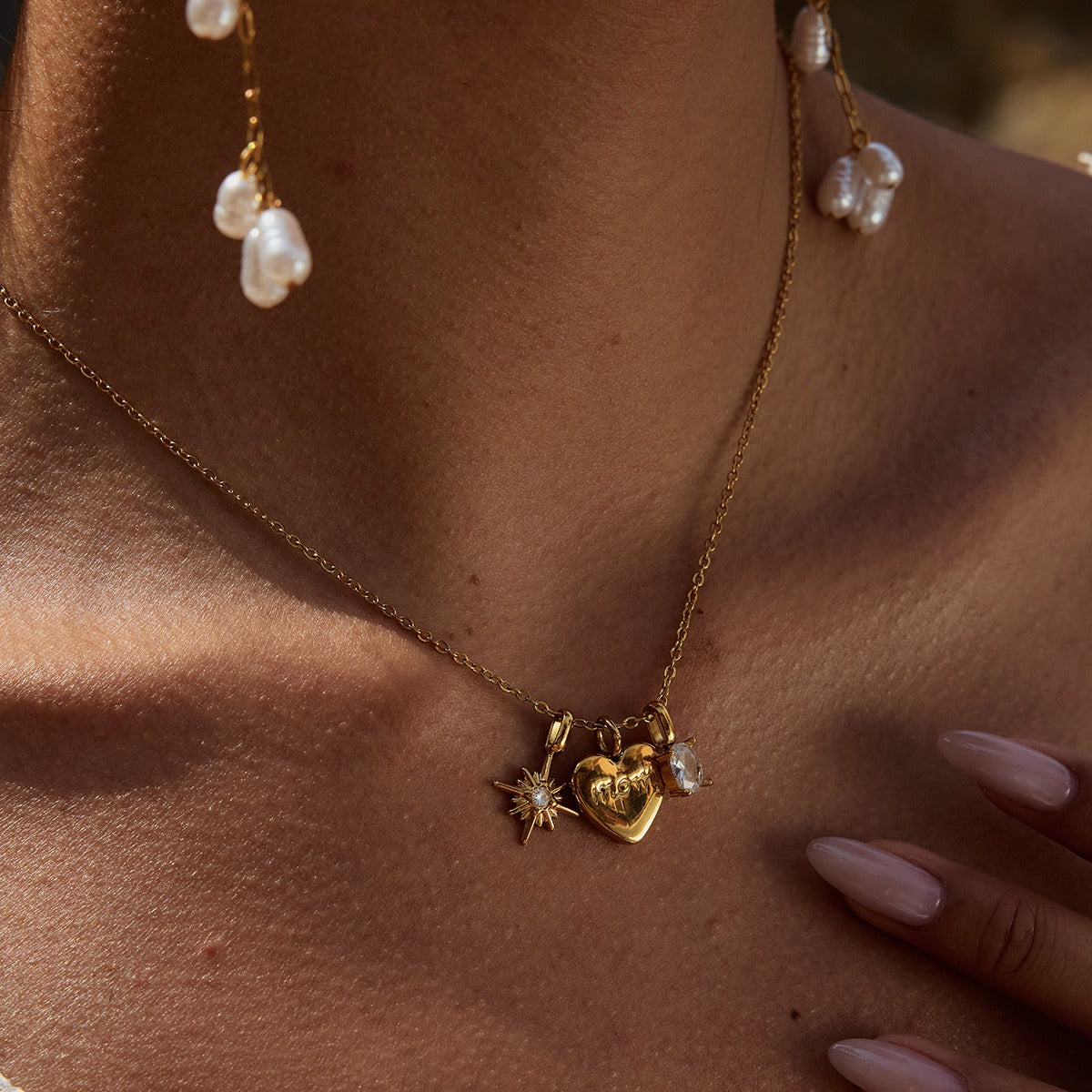 Elegant MOM necklace in gold with heart-shaped pendant