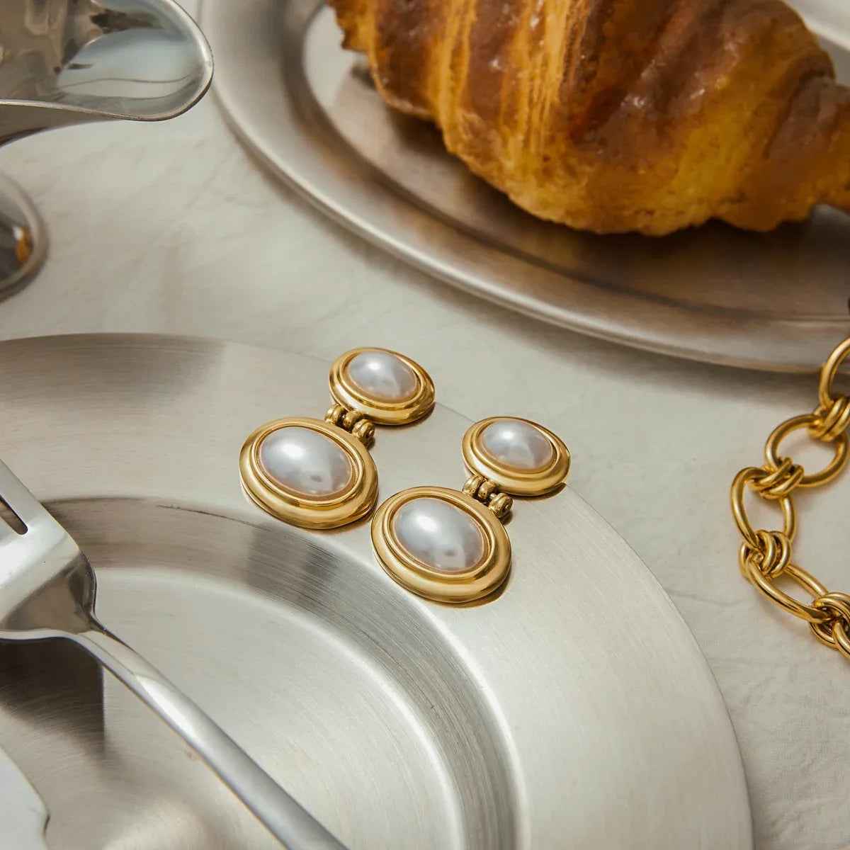Oval Pearl Earrings – 18K Gold Inlaid Elegant Light Luxury Design
