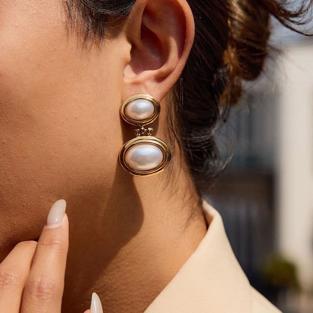 Double oval earrings with inlaid pearls in gold
