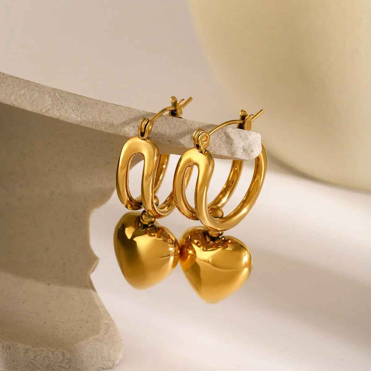Vivara Sliding Heart Earrings in 18K Gold – Elegant High-End Playful Design