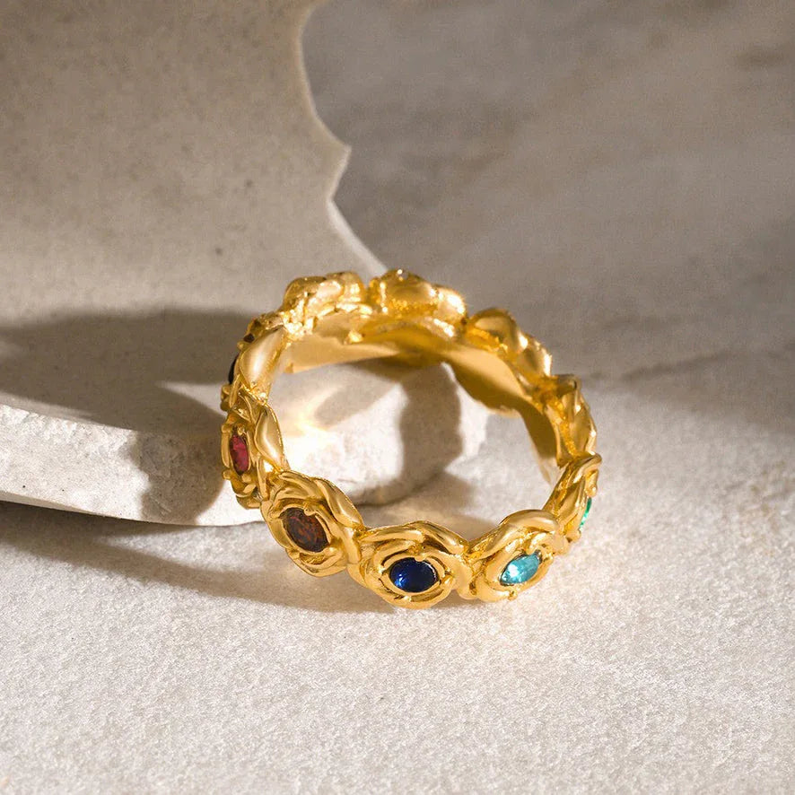 Timeless Bloom – 18K Gold Elegant Retro Rose Ring with Round Gemstone