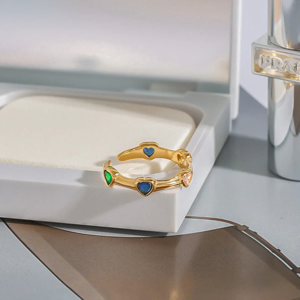 18K gold open ring with heart-shaped gemstone design