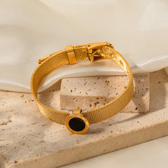 Retro-inspired 18K gold bracelet with timeless detailing