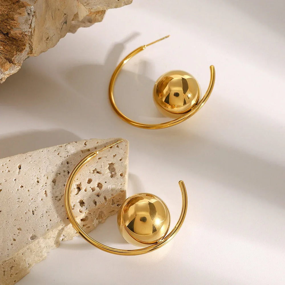 Orb Curve – 18K Gold C-Shaped Earrings with Ball Design