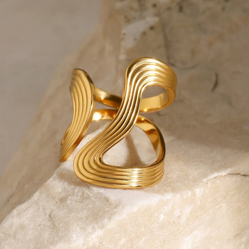 Edge Thread – 18K Gold Statement Ring with Special Shape and Texture