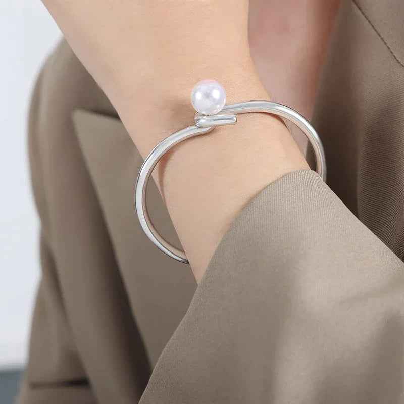 Tied Grace –   18K Gold Pearl Bracelet Twisted Pearl Inlaid Open Style