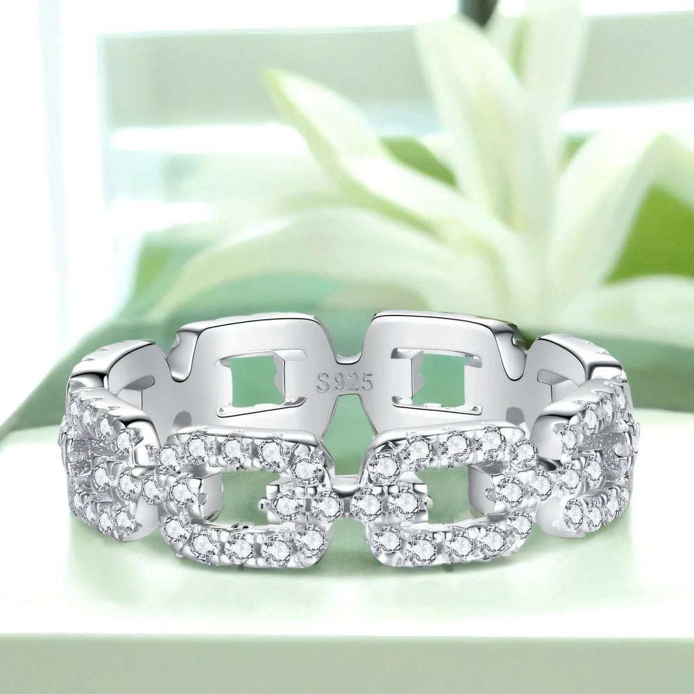 Gilded Links – 18K Gold Exquisite Chain-Shaped Diamond-Studded Ring