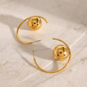 Orb Curve – 18K Gold C-Shaped Earrings with Ball Design