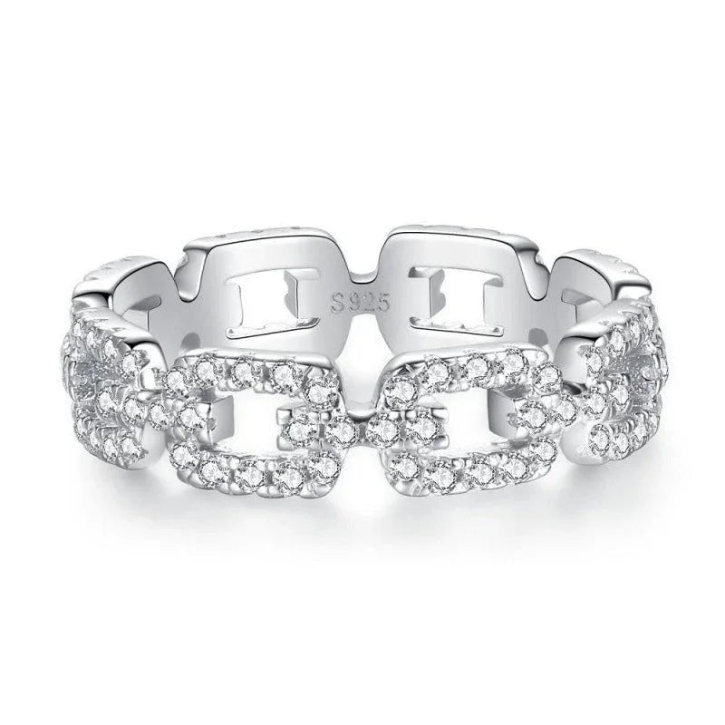 Gilded Links – 18K Gold Exquisite Chain-Shaped Diamond-Studded Ring