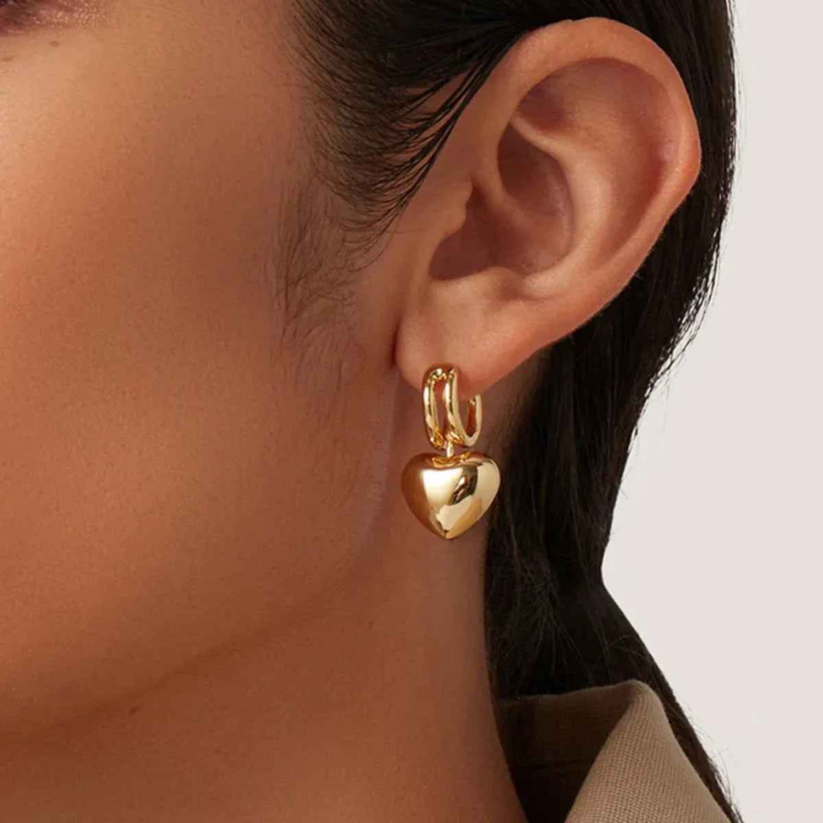 Vivara Sliding Heart Earrings in 18K Gold – Elegant High-End Playful Design