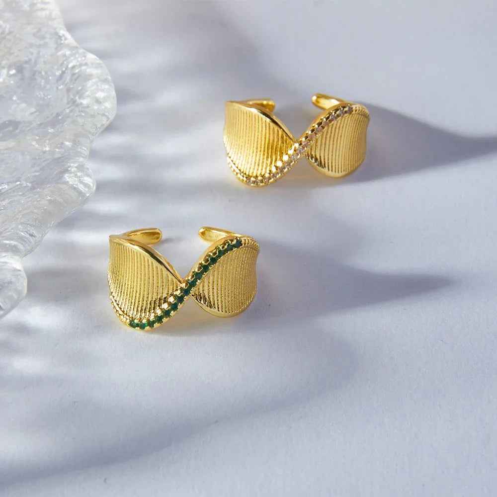 Twist & Shine – 18K Gold Twisted Ring with Diamond Design