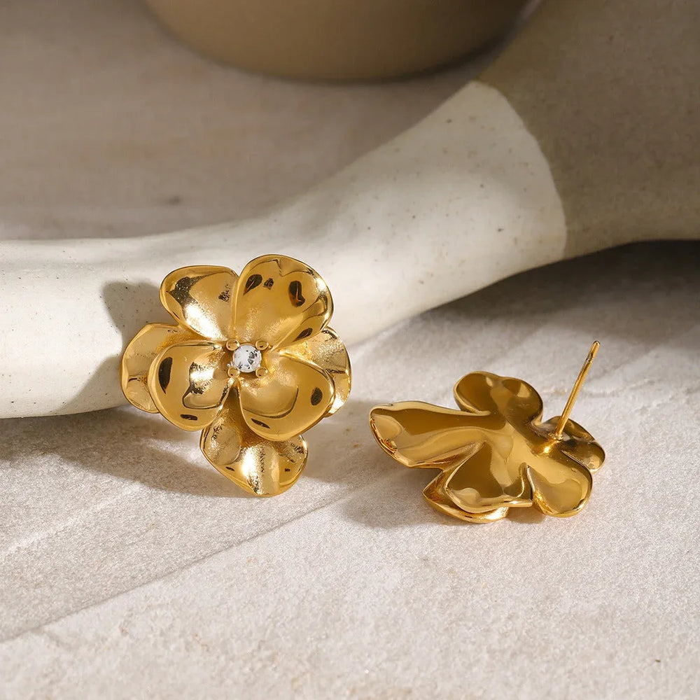 Fleur Éclat – 18K Gold Floral Diamond-Studded Earrings