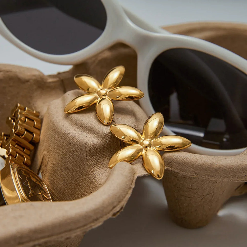 18K gold five-petal flower earrings in elegant design