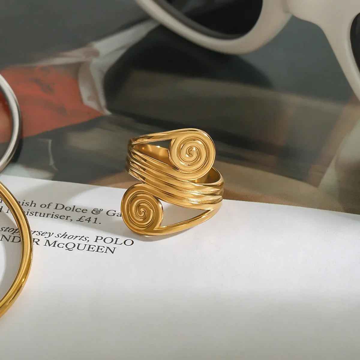 Geometric 18K Gold Thread Ring – Modern Adjustable Fashion Design