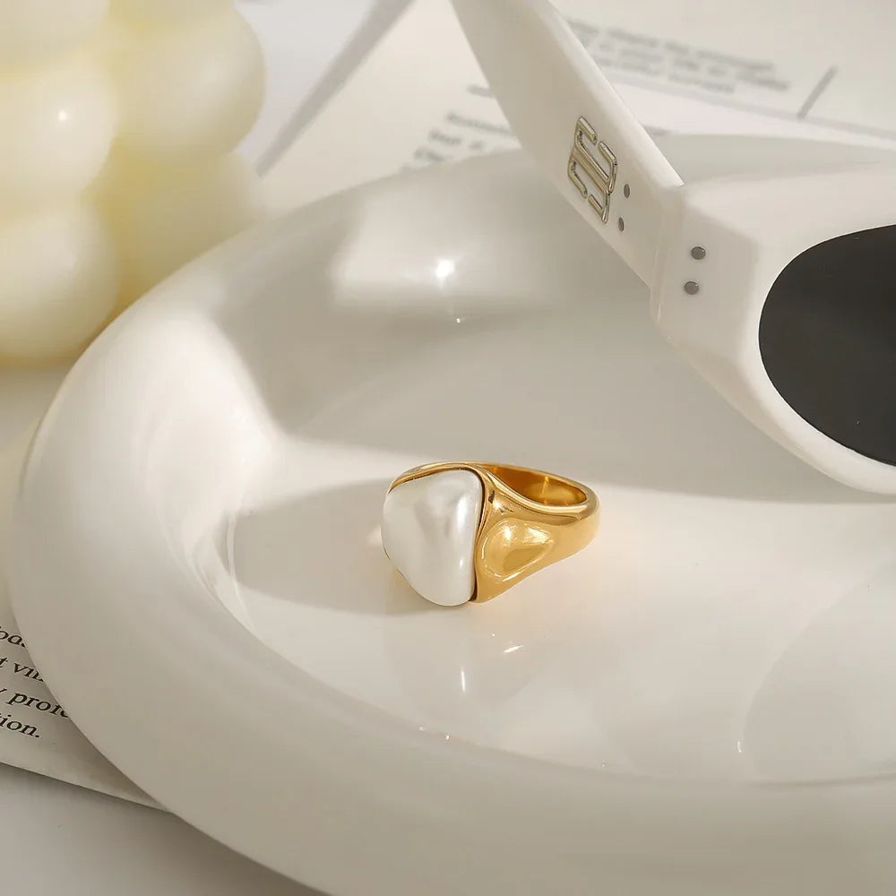 18K gold irregular pearl ring with asymmetrical design