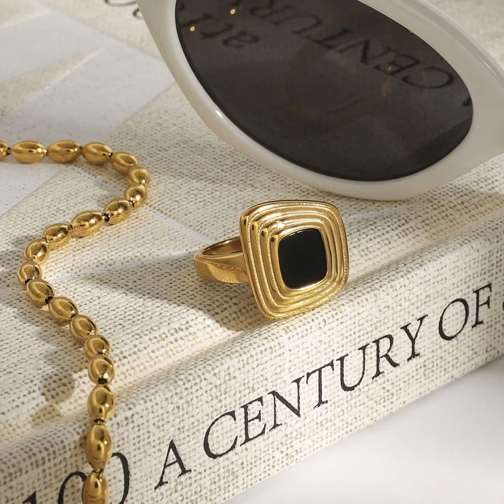 18K gold geometric trapezoid ring with textured carving